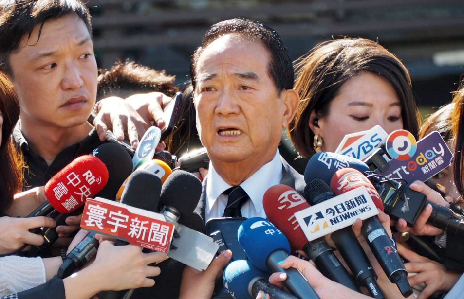 針對藍、白明日將談在野整合，親民黨主席宋楚瑜(中)建議3個原則給在野陣營參考。(資料照/蕭照平攝)