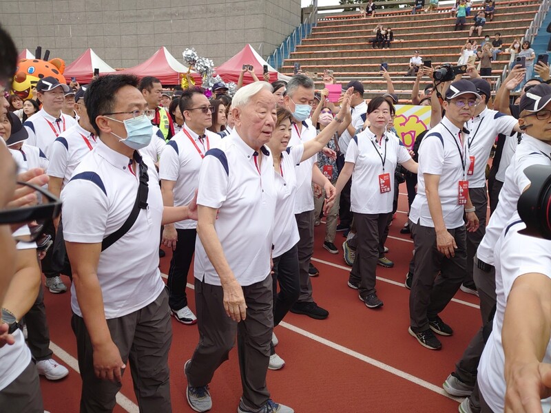 台積電運動會14日在新竹縣立體育場舉行，創辦人張忠謀（左2）應邀出席，他一抵達會場隨即繞場一周，與台積電員工打招呼。 (圖：中央社)