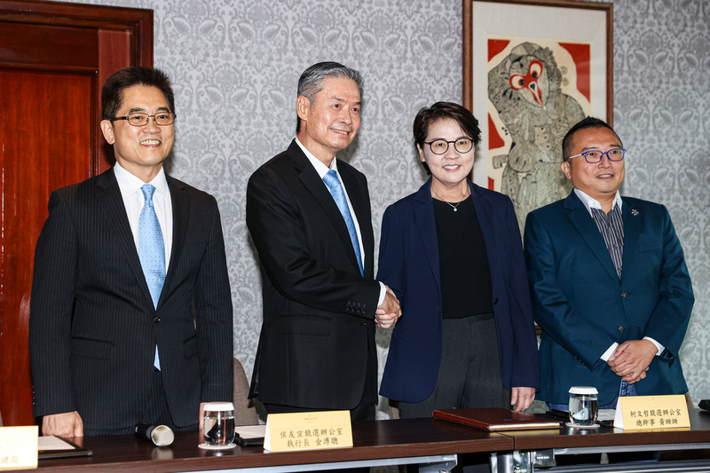 藍白合會前會14日下午在台北福華大飯店舉行，國民黨秘書長黃健庭(左起)、國民黨總統參選人侯友宜競辦執行長金溥聰、民眾黨總統參選人柯文哲競辦總幹事黃珊珊、柯文哲競辦主任周榆修出席，會前一同合影。(圖：中央社)