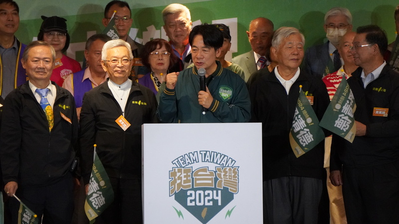 民進黨總統參選人賴清德(前中)14日上午參加旅中鄉親賴清德後援會成立大會。(圖：中央社)