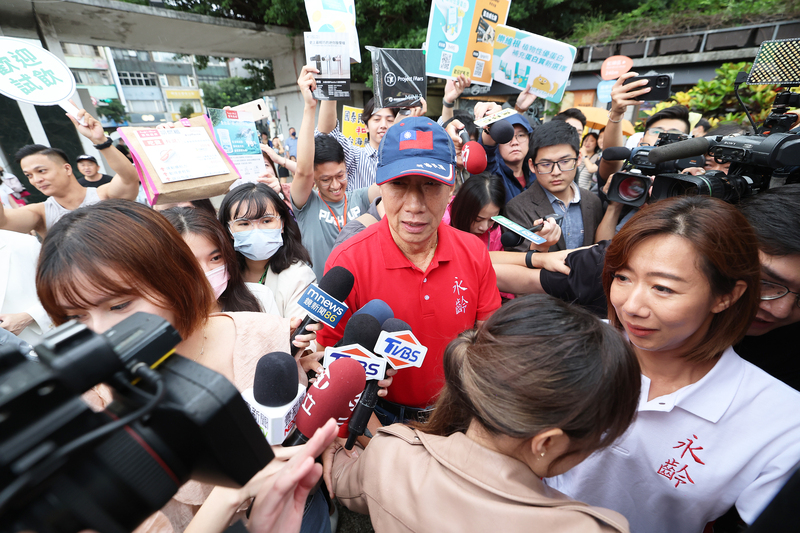 永齡基金會創辦人郭台銘14日下午現身基金會主辦的「永續未來 希望有你」園遊會活動，抵達時對媒體詢問有關藍白合會前會等議題，僅面帶微笑並未回應。(圖：中央社)