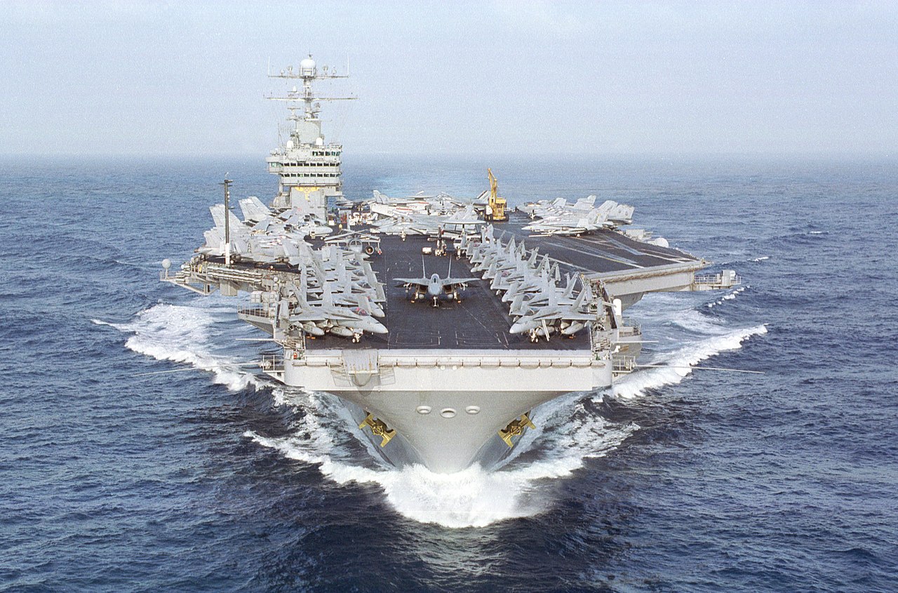 美國部署在大西洋的艾森豪號(USS Eisenhower)航母也加入地中海東部協助以色列抵擋攻擊。(維基百科)