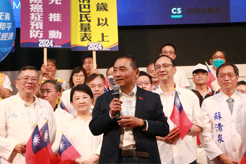 國民黨總統參選人侯友宜15日南下台中出席中區醫事團體後援會，他致詞表示，這次選舉是戰爭跟和平的選舉。(圖：中央社)