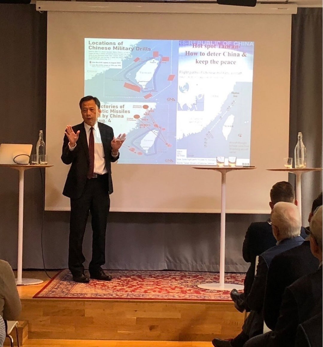 駐瑞典代表處與瑞典智庫「斯德哥爾摩自由世界論壇」(Stockholm Free World Forum，瑞典文：Frivärld)於10月5日上午合辦公開研討會，駐瑞典代表谷瑞生特地舉行專題演講。(駐瑞典代表處)