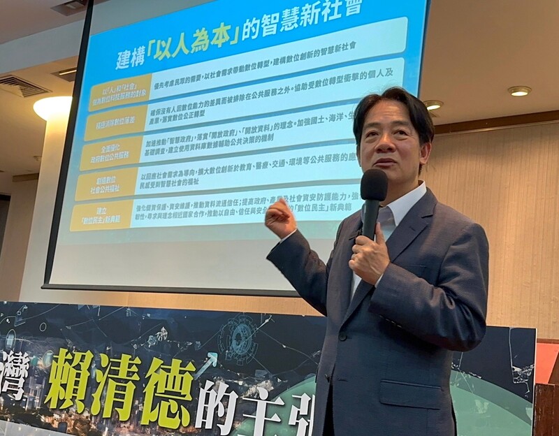 民進黨總統參選人賴清德16日前往國立陽明交通大學，以簡報方式進行演講，鼓勵學生透過跨域學習及整合運用，讓自己更有競爭力。(圖：中央社)