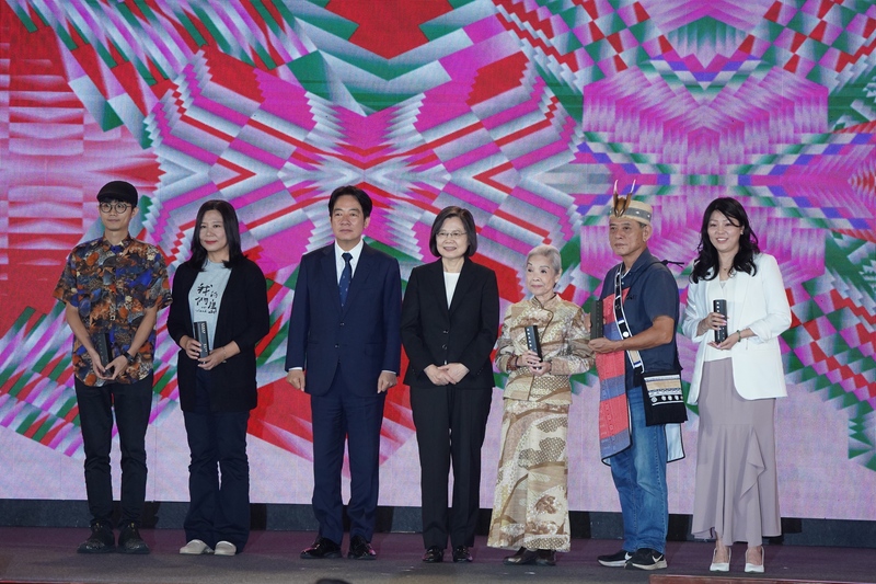 總統蔡英文與副總統賴清德17日在台北出席第12屆總統文化獎頒獎典禮，與獲獎者南洋台灣姊妹會理事長洪滿枝(右)、噶瑪蘭族發展協會理事長潘朝成(右2)、歌仔戲一代苦旦廖瓊枝(右3)、公視節目「我們的島」製作人于立平(左2)、動畫藝術家張徐展(左)合影。(圖：中央社)