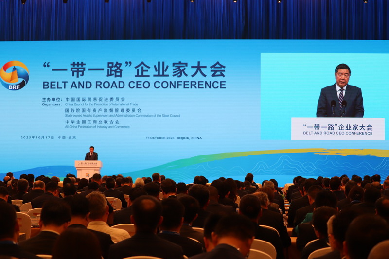 「一帶一路」企業家大會17日下午舉行。中國國務院副總理何立峰（講台者）致詞時表示，推動「一帶一路」，參與企業越多越好。 (圖：中央社)