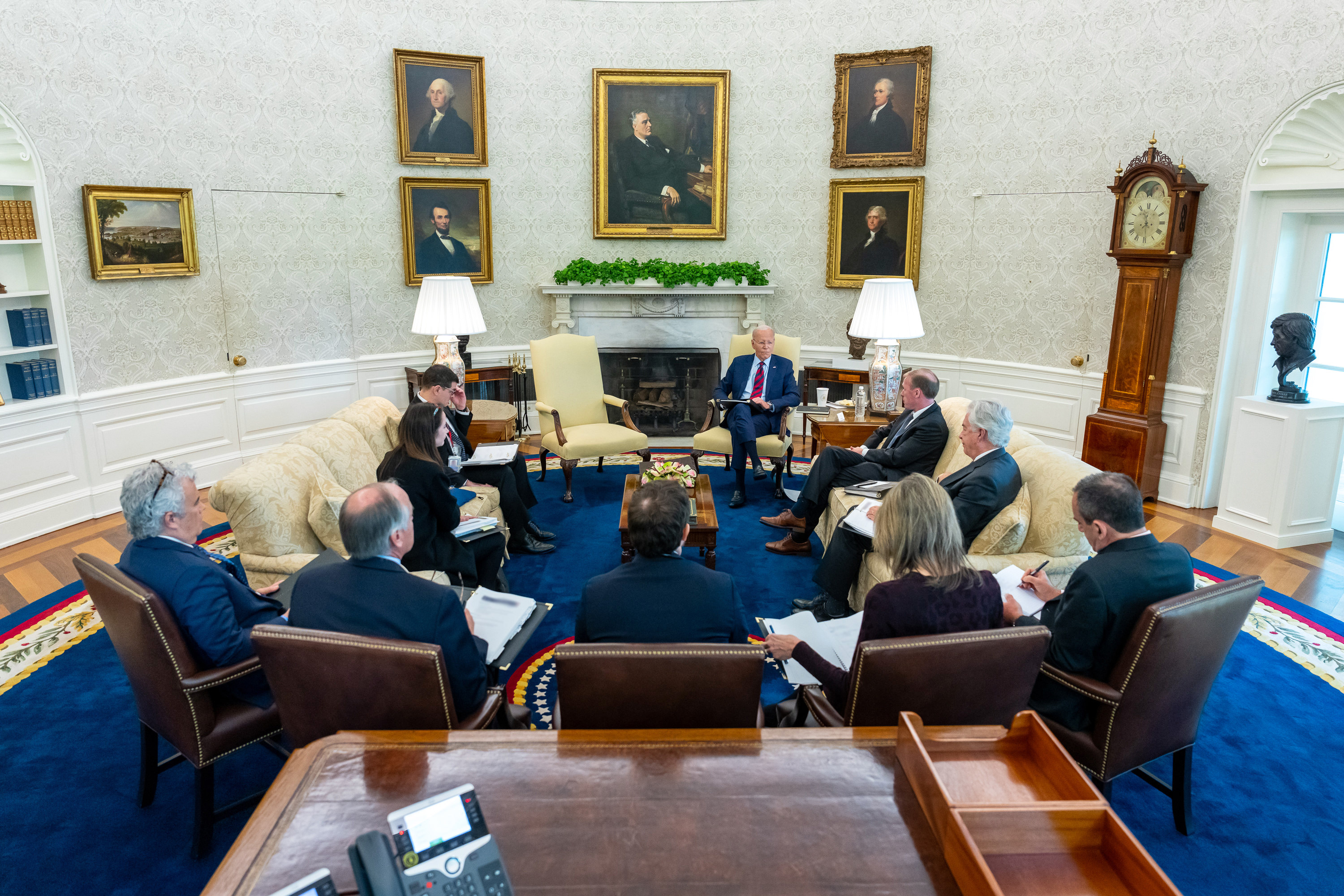 美國總統拜登(Joe Biden)16日聽取國安官員簡報。 (圖:@POTUS)