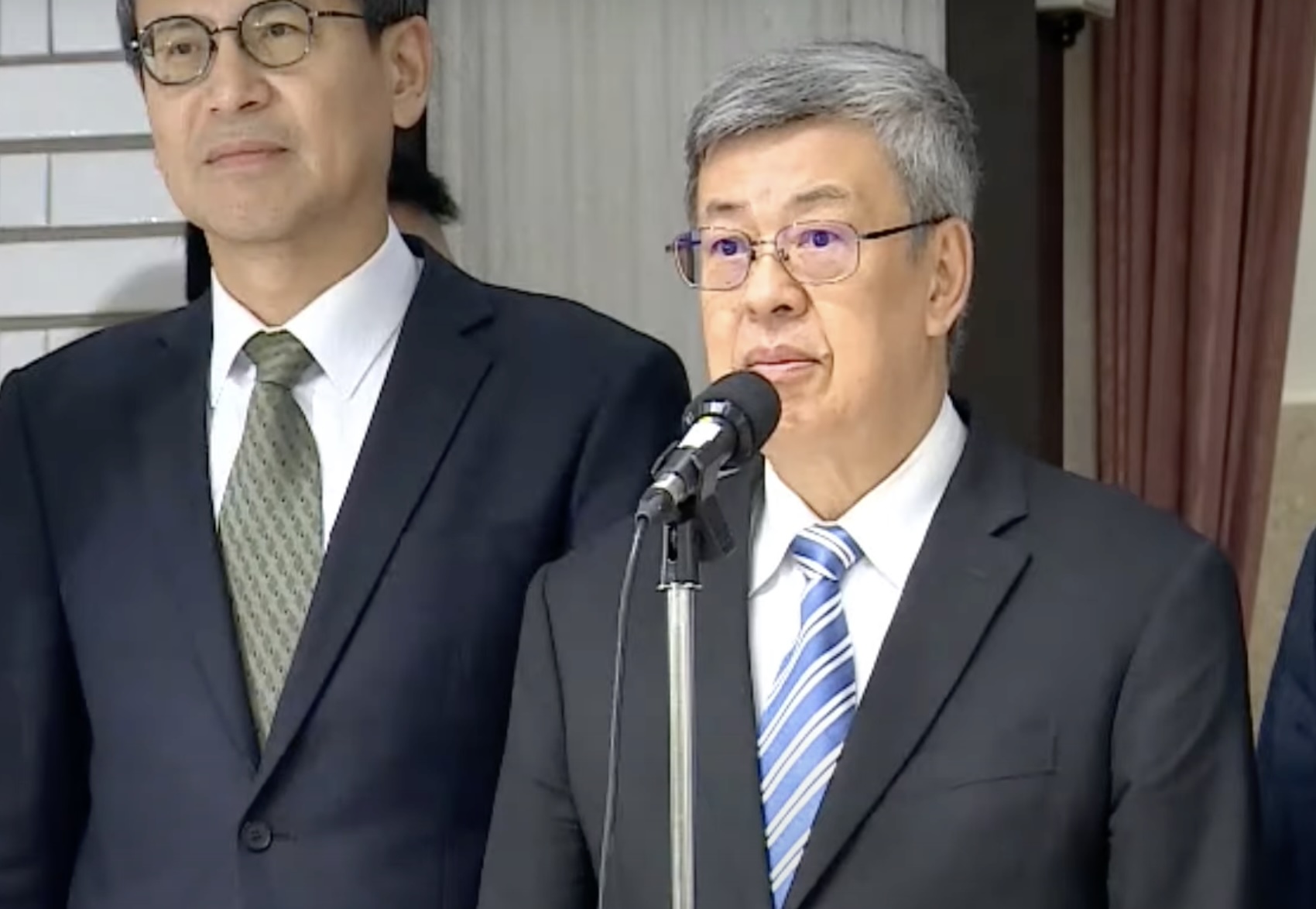 行政院長陳建仁17日赴立法院會備質詢，會前接受媒體聯訪。(林詠青 攝)