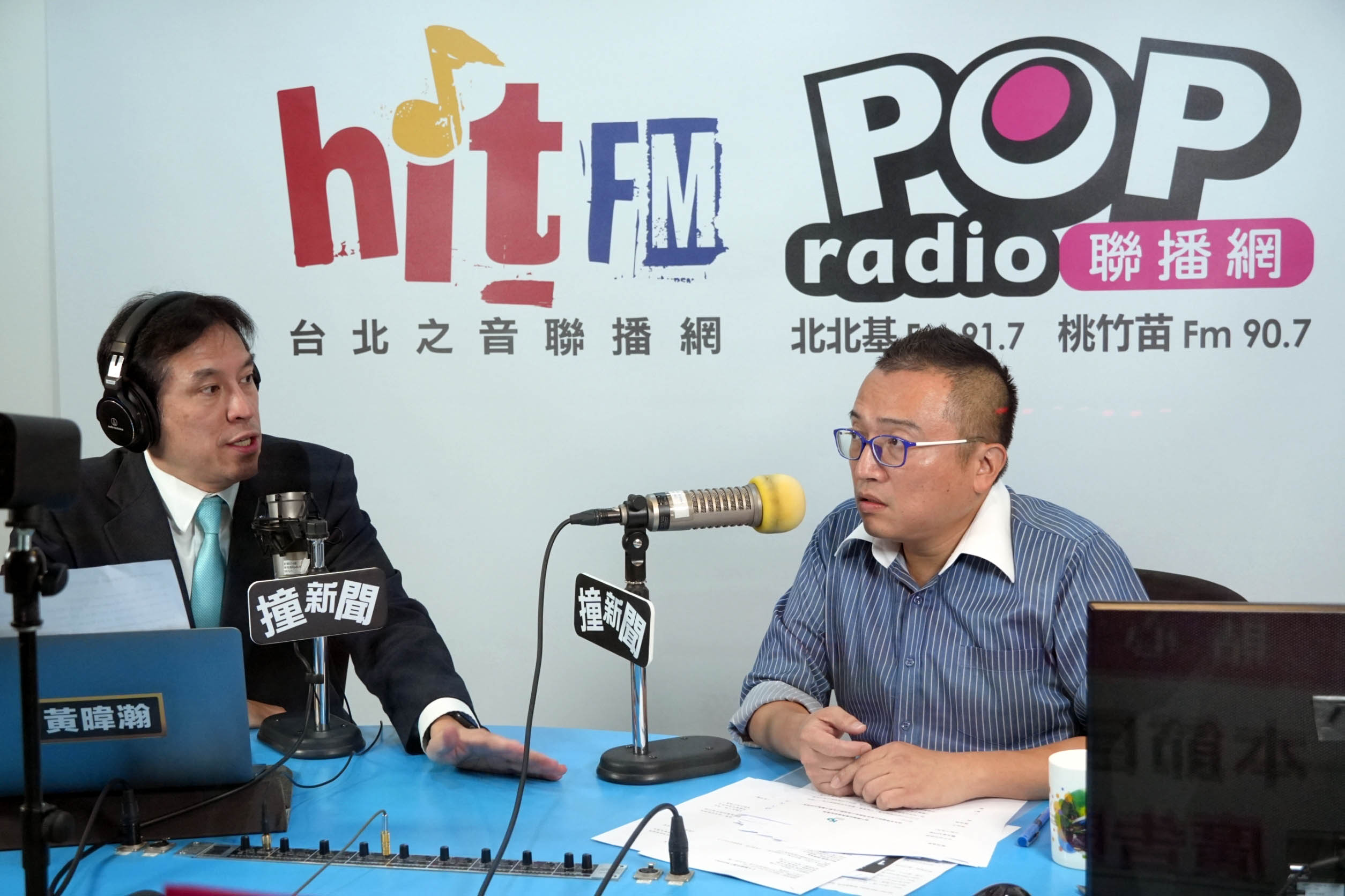 民眾黨總統參選人柯文哲競選辦公室主任周榆修(右)17日受訪時表示，柯陣營思考如何贏賴清德，國民黨卻只想如何幹掉柯文哲。(《POP撞新聞》節目提供)