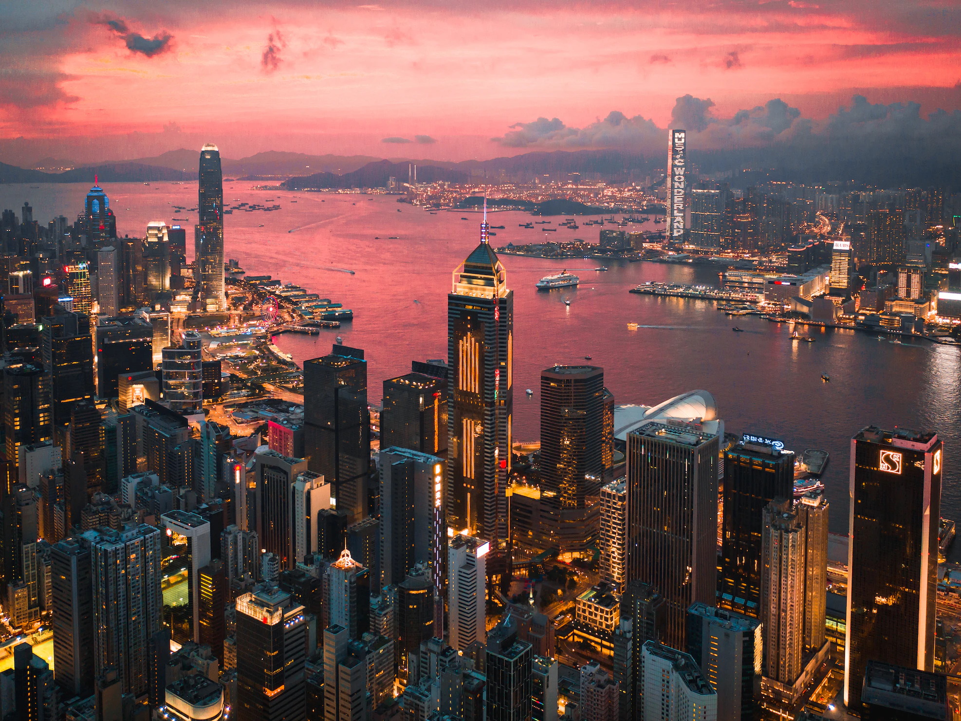 圖為香港維多利亞港夜景。  (Manson Yim/Unsplash)