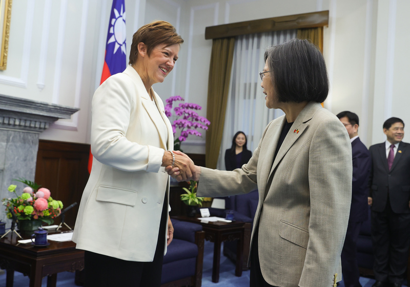 比利時聯邦眾議院外交委員會主席范荷芙（Els Van Hoof,左）去年10月來台時會見蔡英文總統。(圖：中央社檔案照)
