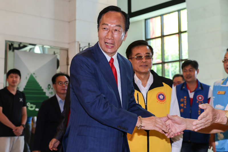 鴻海創辦人郭台銘(前中)18日出席世界郭氏宗親總會餐會。(圖：中央社)