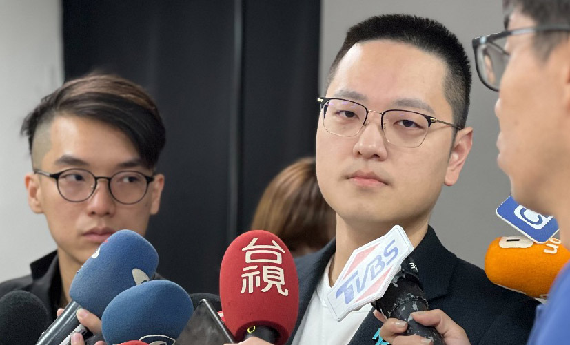 柯文哲競選辦公室發言人戴于文(前右)19日否認柯文哲自居蔣經國，強調民眾關心的是台灣能源政策的通盤規劃，誰拜訪誰、板凳坐多少根本不是重點。(資料照/柯辦提供)