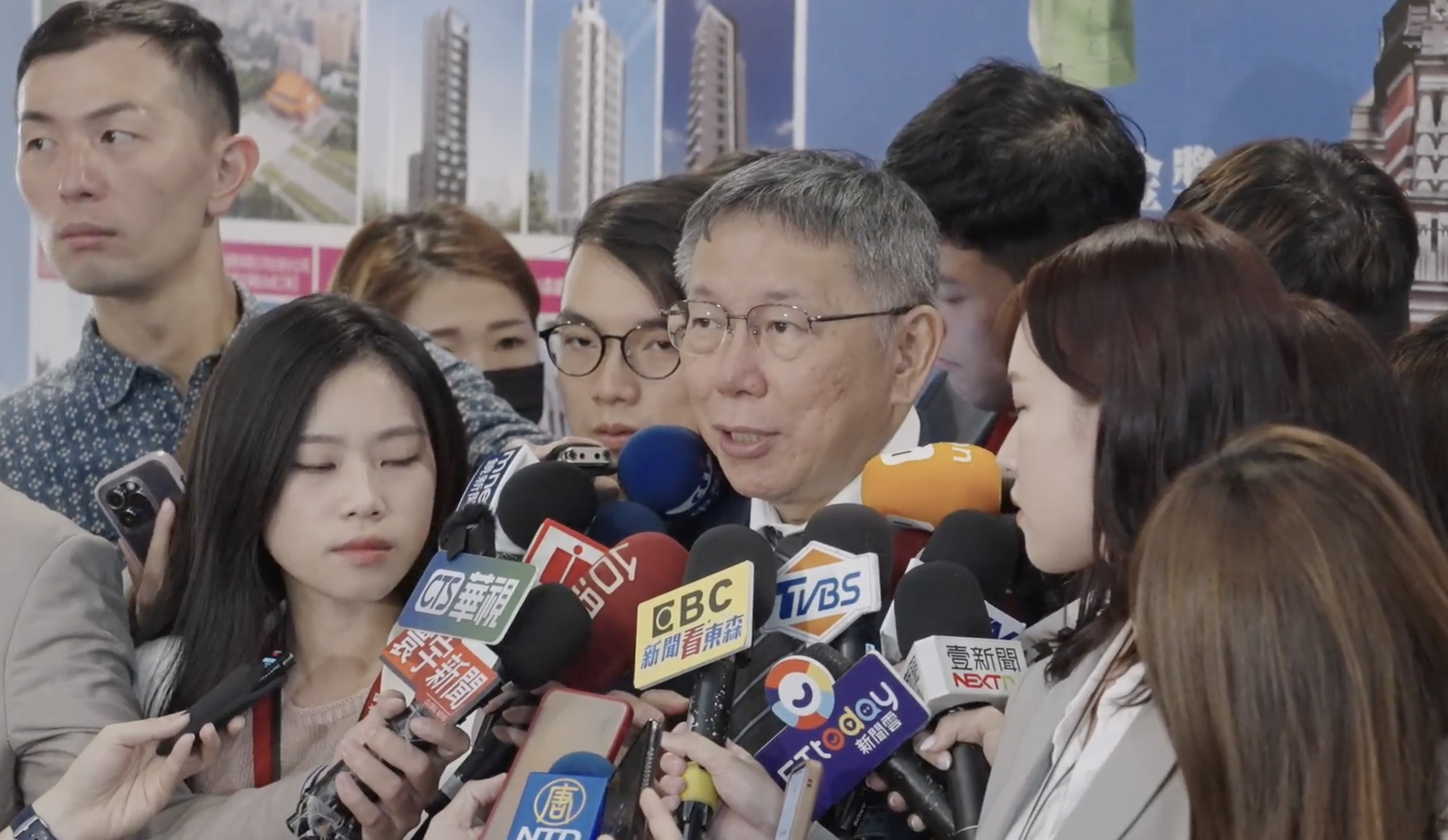 民眾黨主席、總統參選人柯文哲18日參加第一屆台灣永續金獎表揚典禮前，接受媒體聯訪。(林詠青 攝)