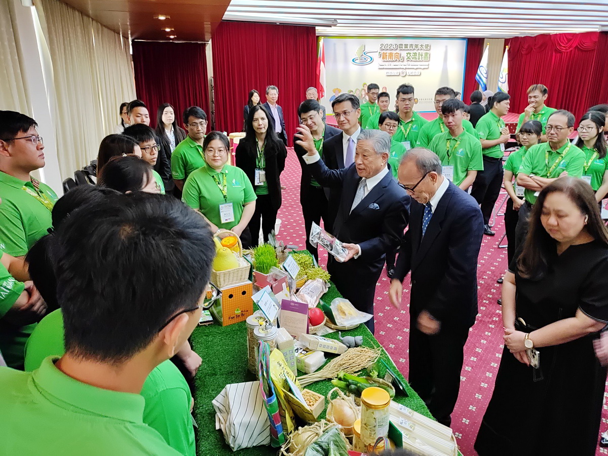 農業青年大使新南向交流計畫18日舉行授旗典禮，外交部次長田中光、農業部次長陳添壽參觀現場展示的青農品牌及農產品 (央廣記者王照坤 攝)