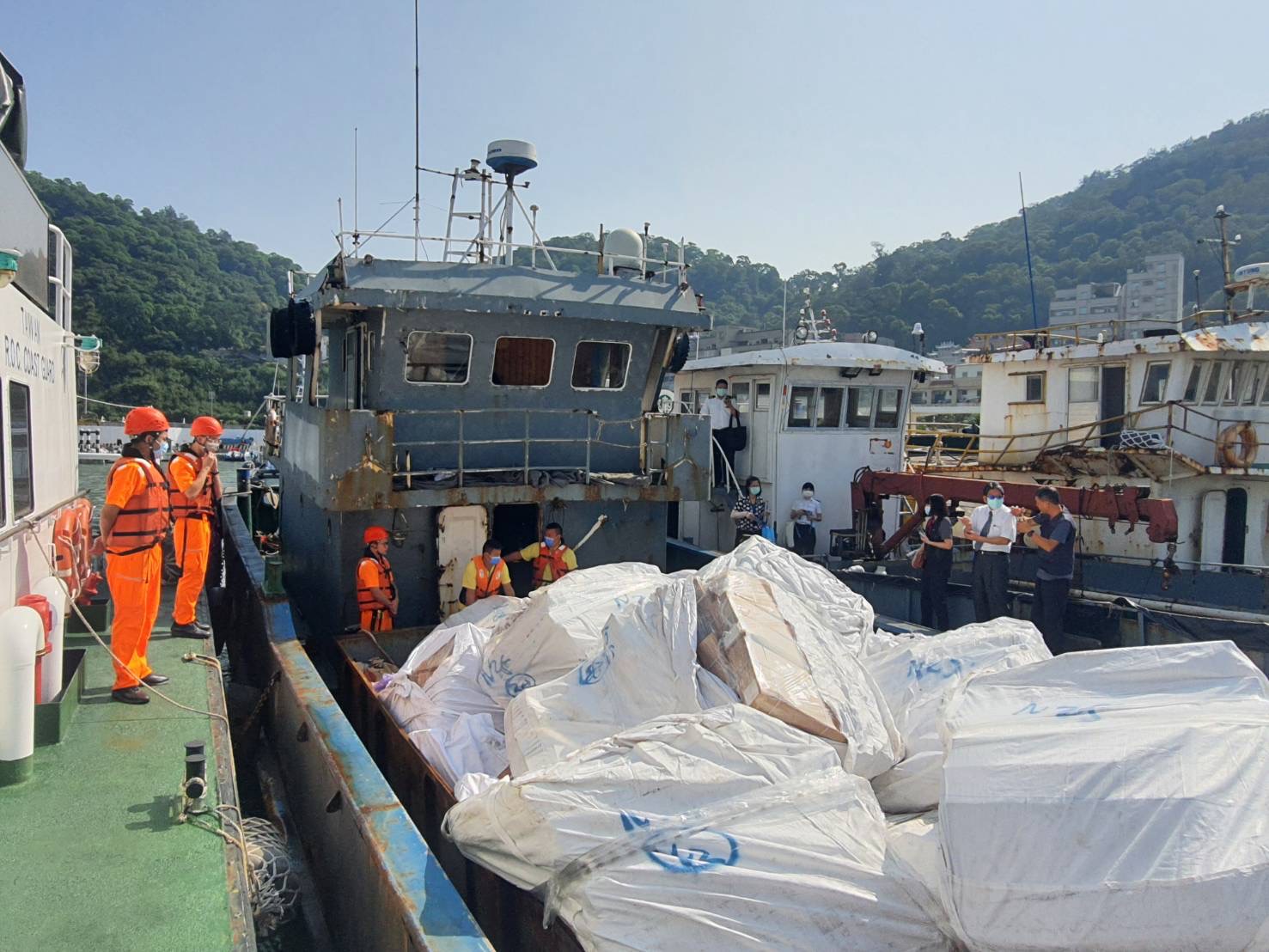 海巡署在馬祖海域查獲中國鐵殼船欲走私畜產品。(海巡署提供)