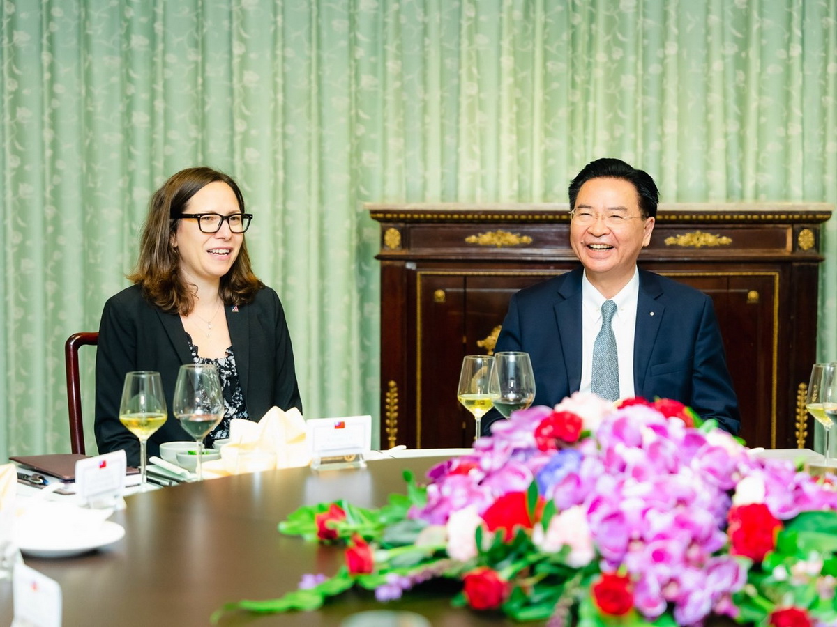 外交部長吳釗燮(右)17日在外交部款宴美國在台協會主席羅森柏格(Laura Rosenberger，左) (外交部提供)