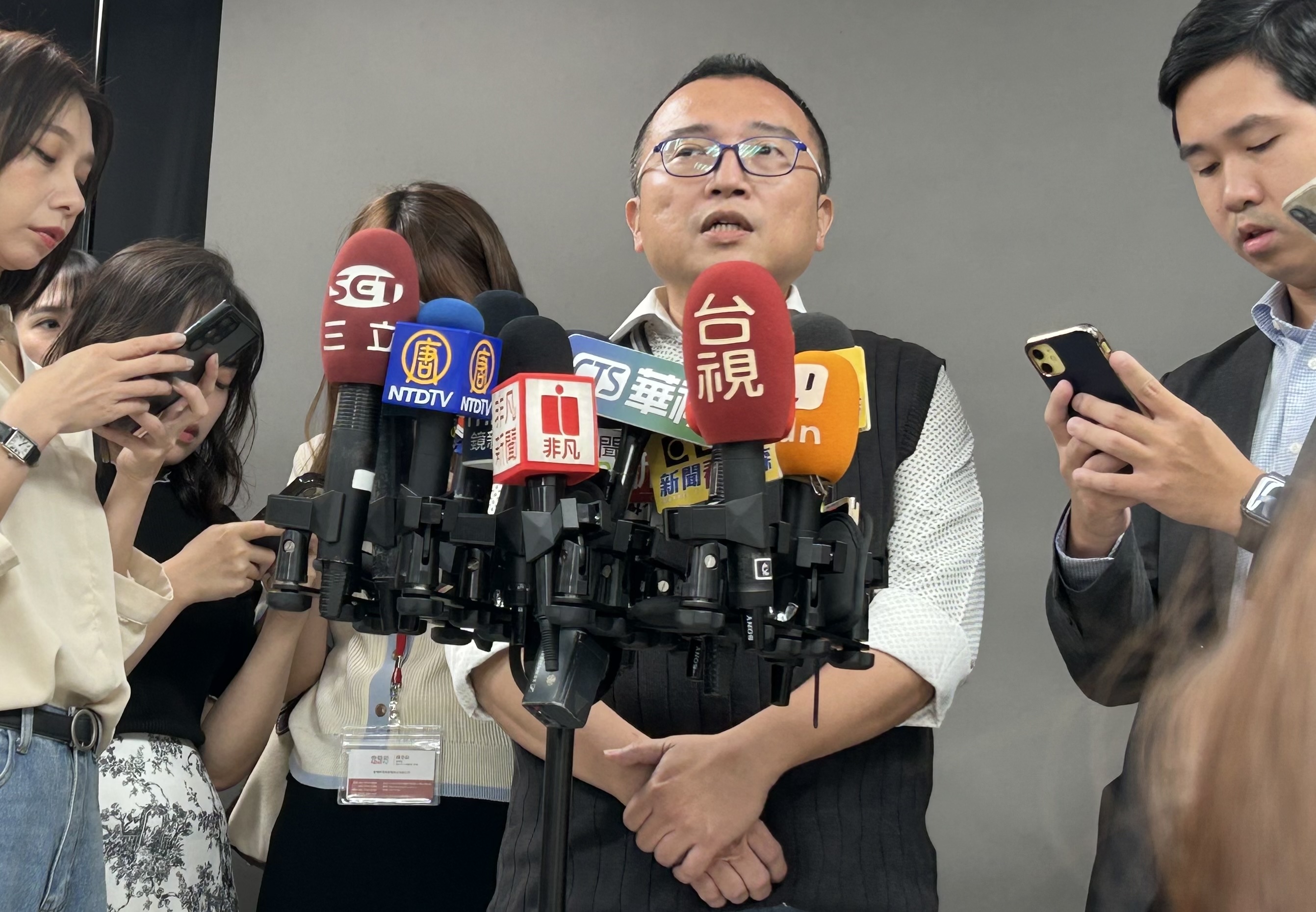 柯辦主任周榆修19日宣布，已正式向民進黨台北市黨部提出退黨聲明。(林詠青 攝)