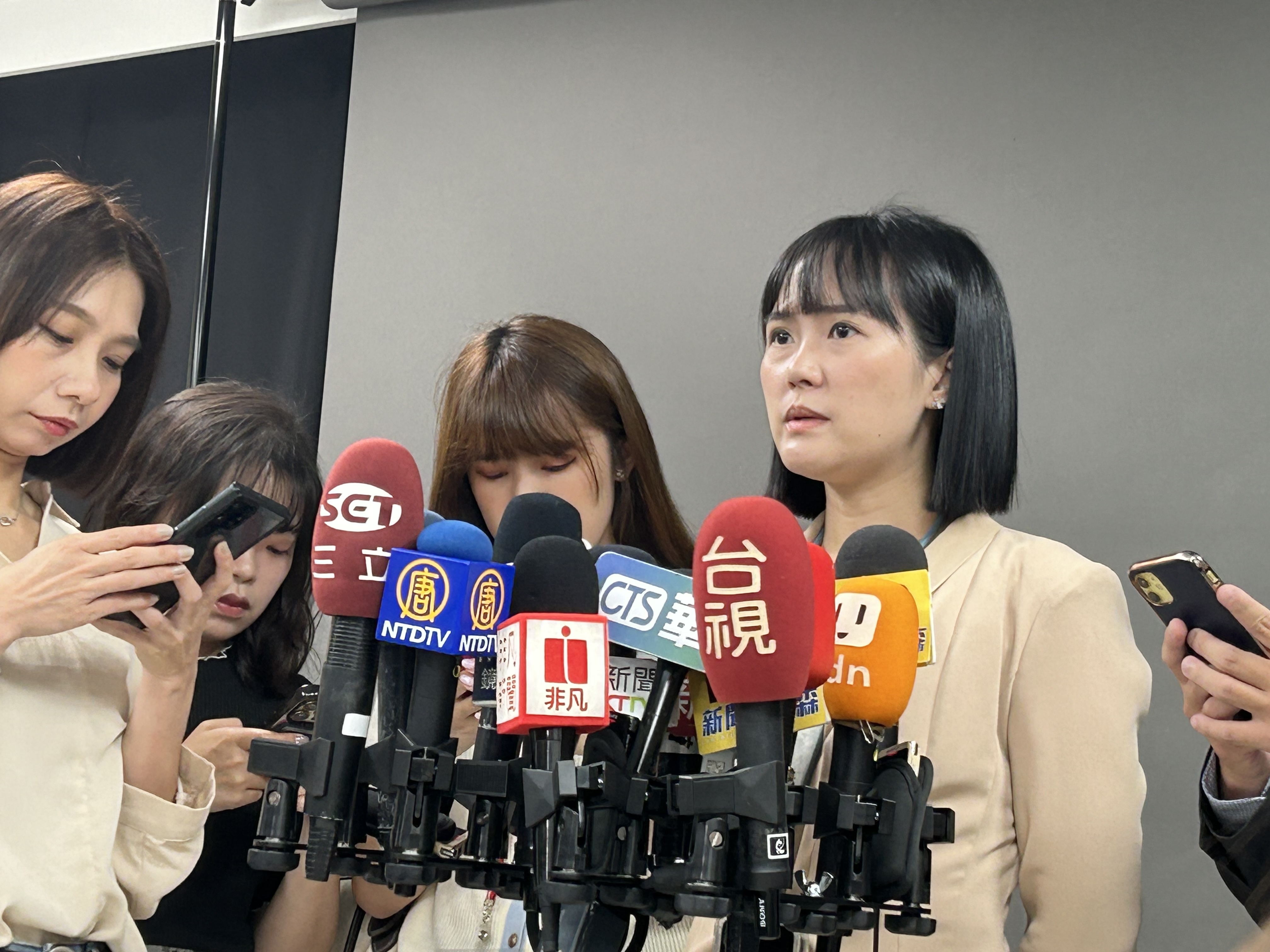 民眾黨總統參選人柯文哲競選辦公室發言人吳怡萱19日強調，柯辦將保持最大彈性與善意與國民黨談全民調整合。(林詠青 攝)