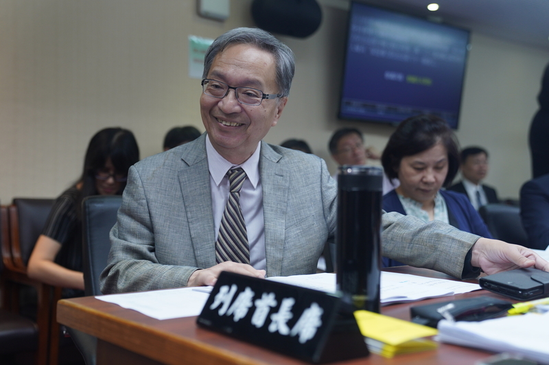 衛福部長薛瑞元（前）19日於立法院表示，60億癌藥基金明年便可上路，經費初步將先列健保總額支出。 (圖：中央社)