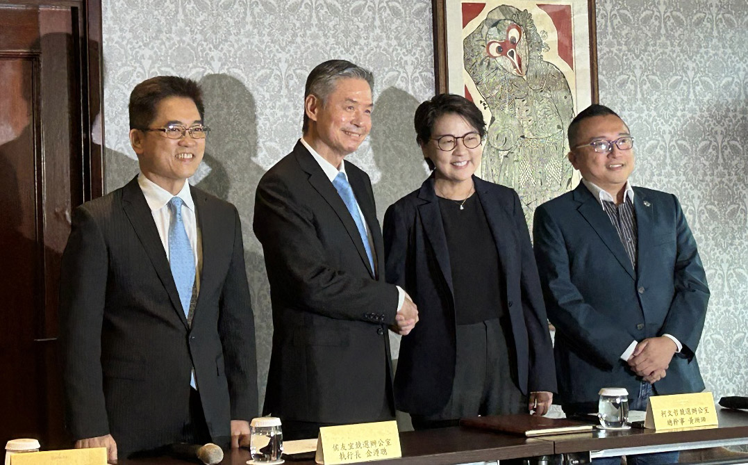 藍白合會前會14日在台北福華飯店登場，藍營代表金溥聰與民眾黨黃珊珊，會前記者會中先握手釋善意。(林詠青 攝)