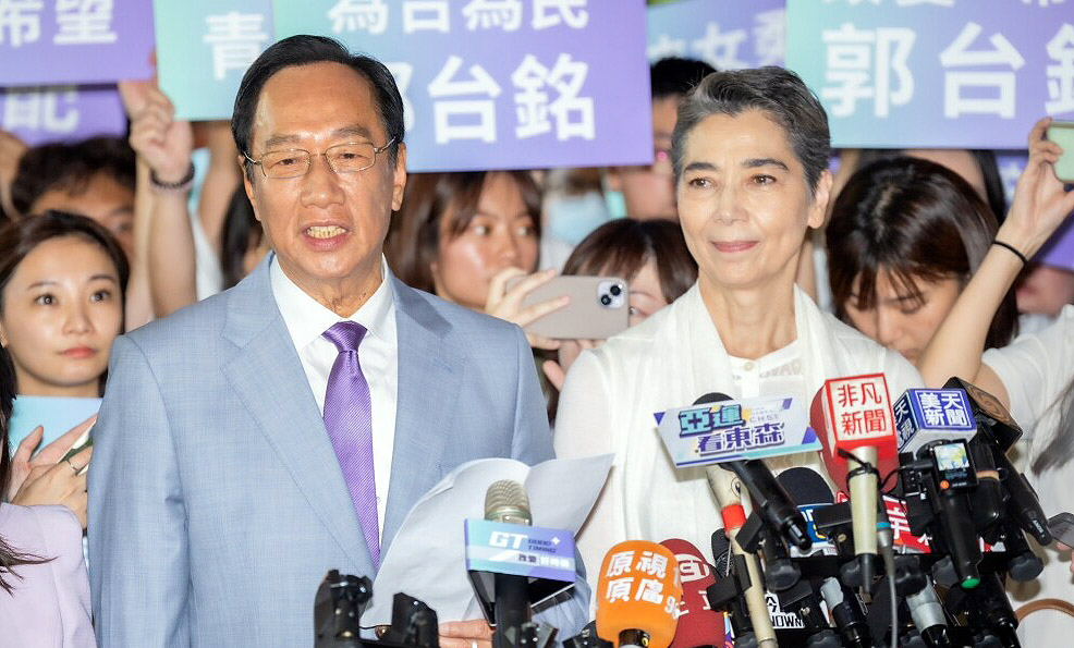 爭取獨立參選2024總統的鴻海創辦人郭台銘(前左)與副手賴佩霞(前右)。圖為兩人9月連袂前往中選會登記申請成為被連署人。(中選會提供)
