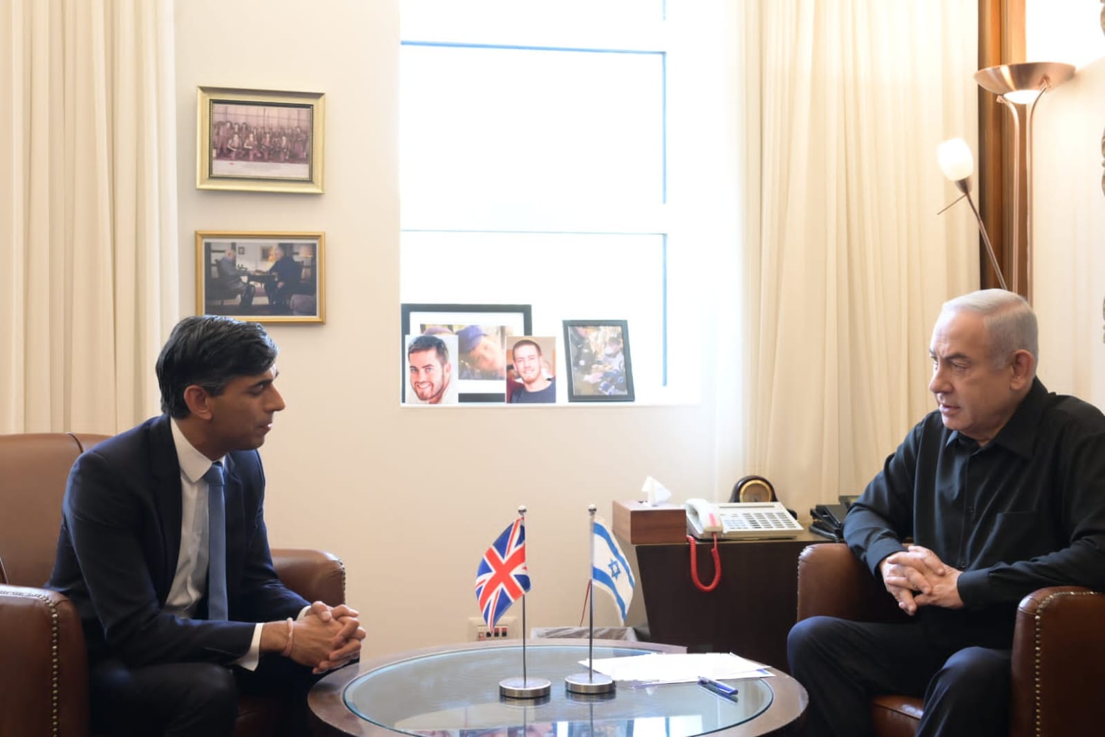 英國首相蘇納克19日抵達以色列與總理尼坦雅胡(Benjamin Netanyahu)會面。 (圖:@IsraeliPM)
