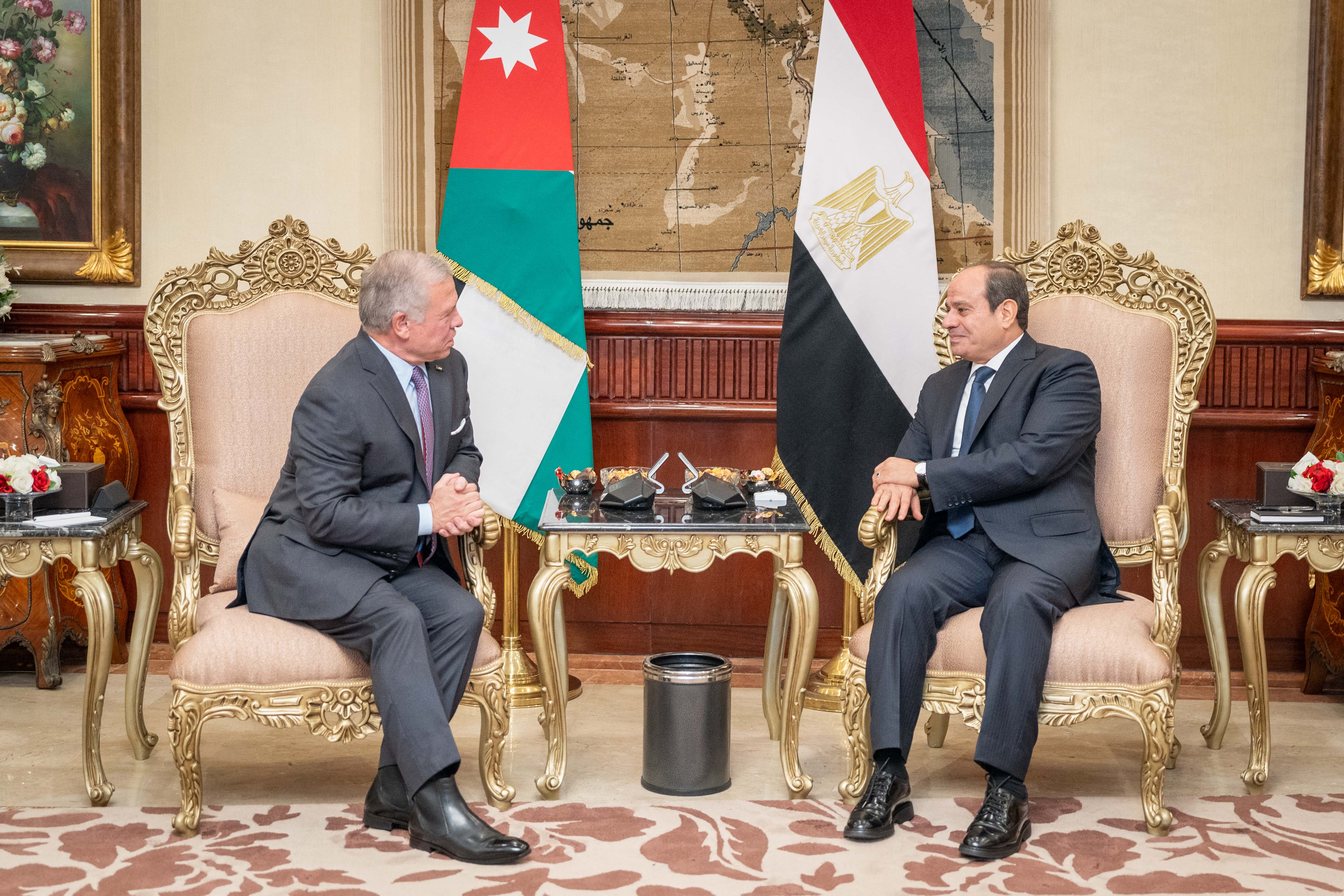 埃及總統塞西(Abdel Fattah al-Sisi,右)和約旦國王阿布杜拉二世(King Abdullah II)19日在開羅商討以巴情勢。 (AFP)