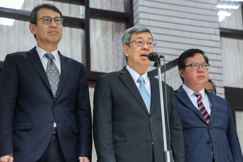 行政院長陳建仁(中)。(圖：中央社)