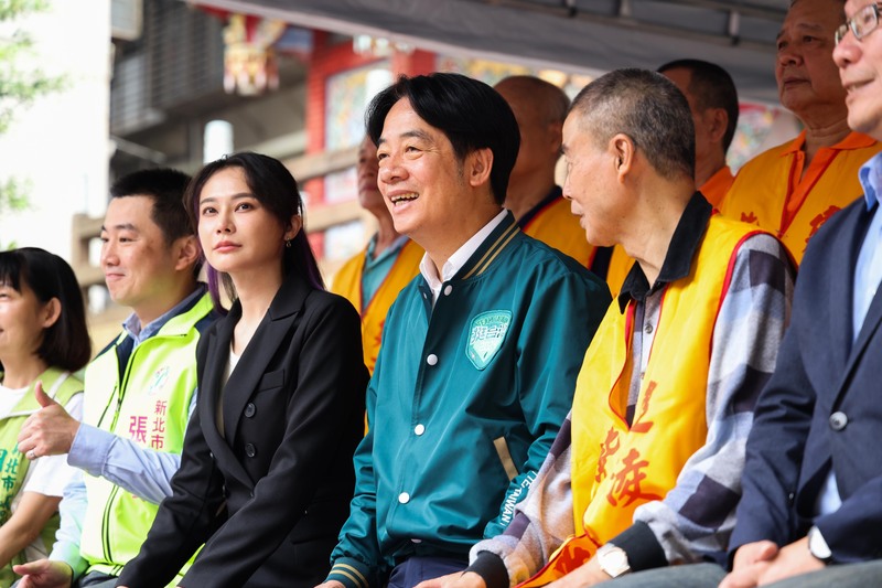 民進黨總統參選人賴清德（前排右3）20日上午參拜新北市汐止區社后建凌宮。(圖：中央社)