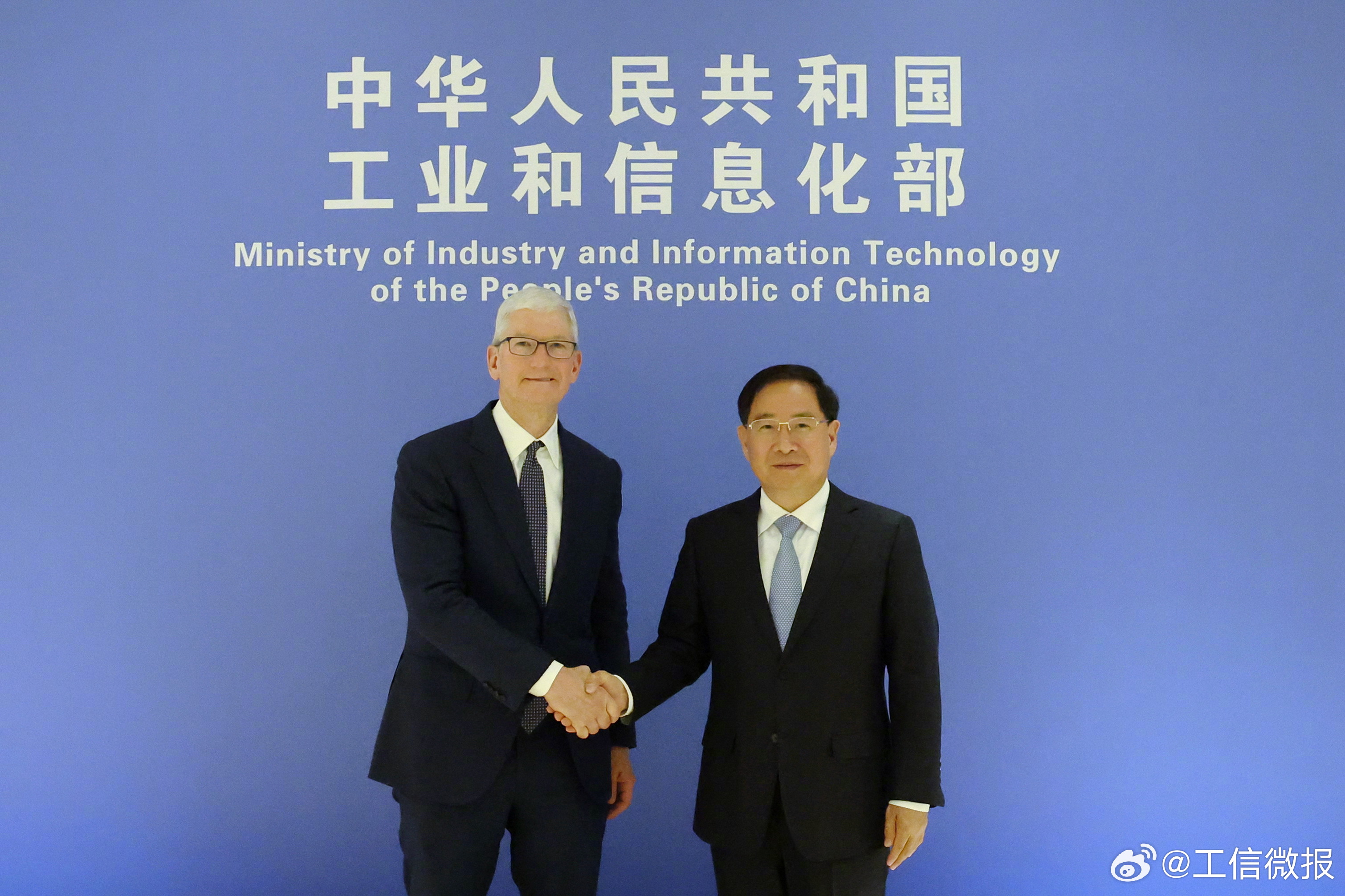 中國工業和信息化部部長金壯龍19日在北京會見蘋果公司（Apple）執行長庫克（Tim Cook）。(圖:工信微報)