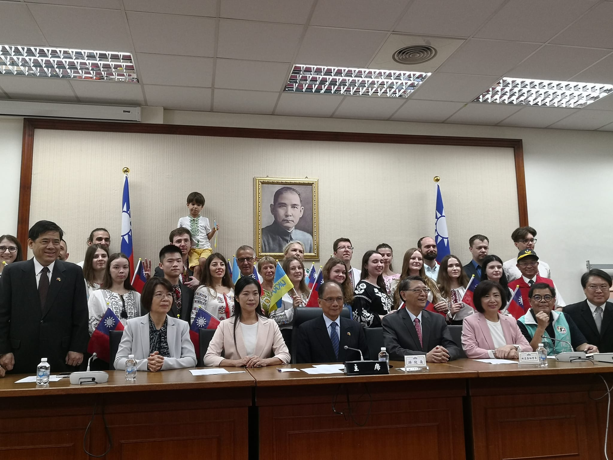 台灣政府與民間募集第二批救災車輛及醫療器材捐助烏克蘭，並於今天(20日)舉行捐贈儀式（劉玉秋攝）