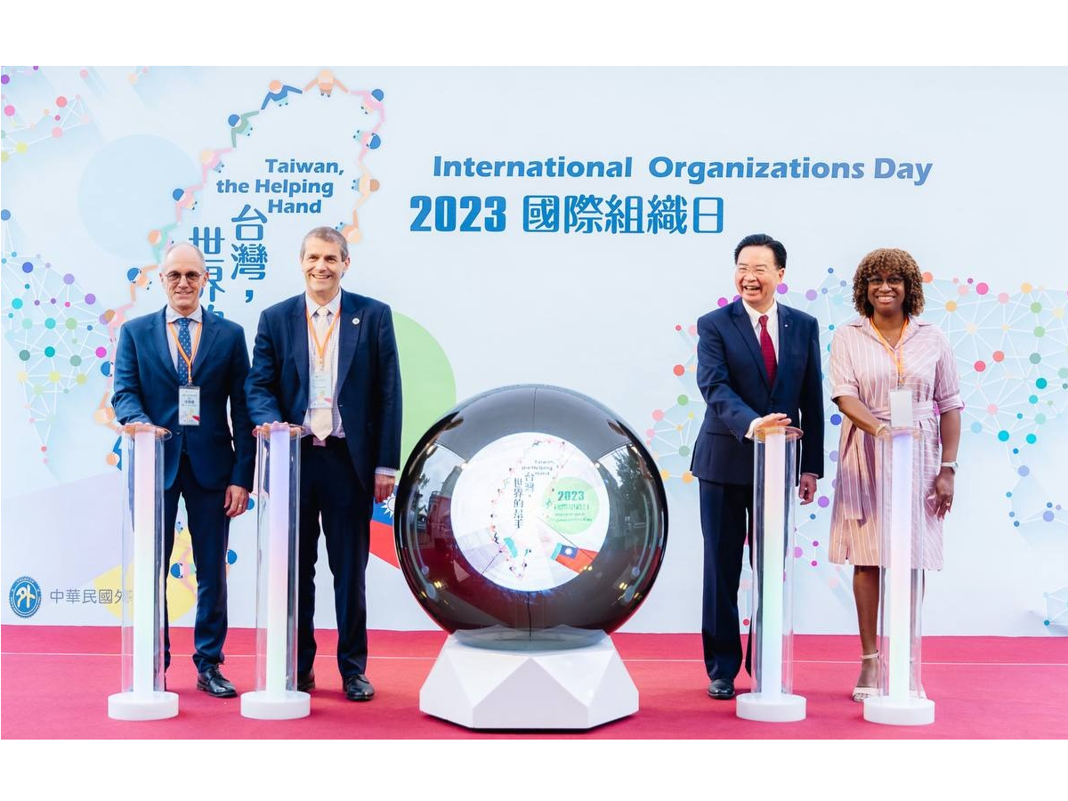 外交部21日在台北賓館舉辦國際組織日活動，亞蔬世界蔬菜中心主任沃培睿、國際棉業諮詢委員會執行長莊孟德、外長吳釗燮、聖文森駐台大使柏安卓(由左至右)共同進行啟動儀式 (外交部提供)