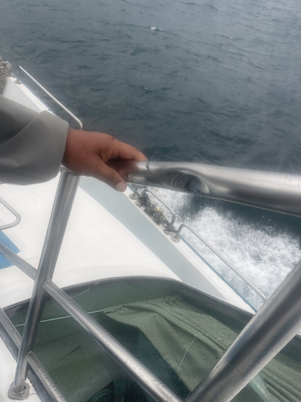 宜蘭賞鯨船「超級星3號」20日下午載客出海賞鯨途中，天空突然掉下黑色不明物體，打中船長室玻璃，使得玻璃龜裂，船頭白鐵扶手也受到波及而凹陷。（業者提供） (圖：中央社)