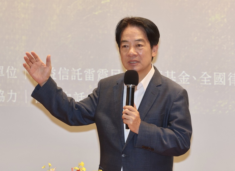 民進黨主席暨總統參選人賴清德（圖）21日在台北出席雷震民主人權紀念講座活動表示，若台灣任何政治領袖仍認為接受一中原則的九二共識、兩岸一家親或和平協議能得到和平，那是自欺欺人，也會誤人誤己。 (圖：中央社)