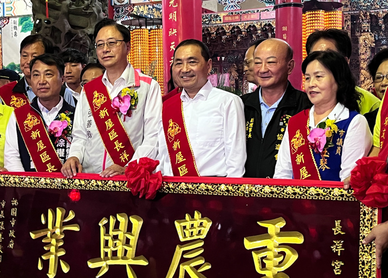 國民黨總統參選人侯友宜（前左3）21日在桃園市長張善政（前左2）陪同下，至桃園新屋長祥宮參拜。 (圖：中央社)