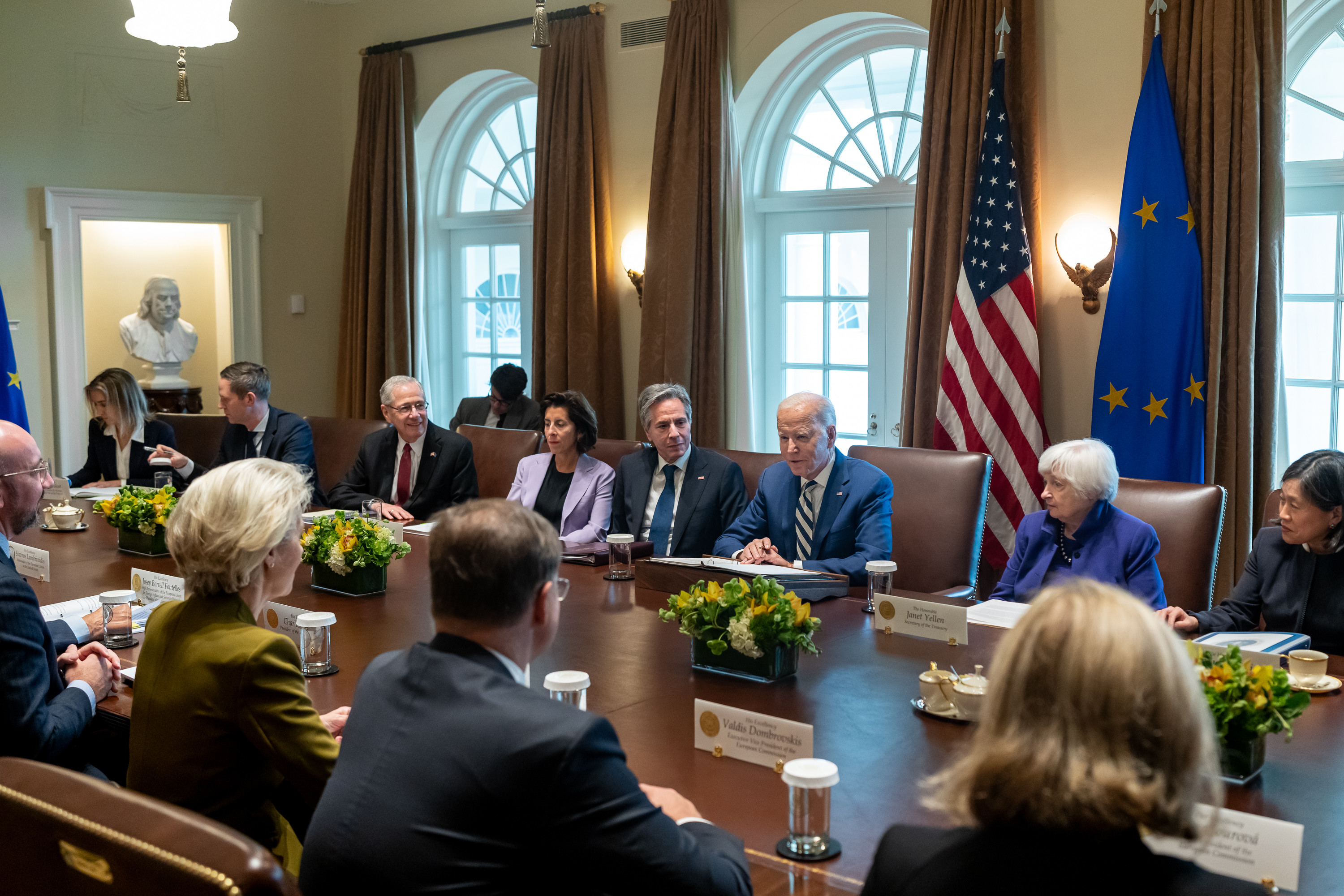美國總統拜登20日在白宮會晤歐盟官員。(圖:@POTUS)