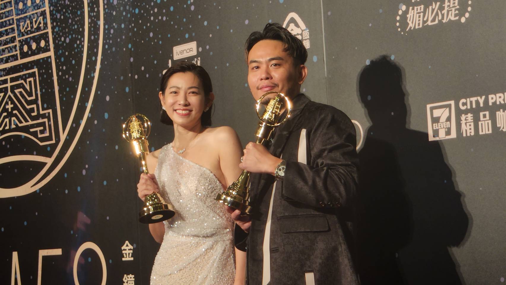 楊大正(右)、米可白(左)奪「戲劇節目男女配角獎」。(江昭倫 攝)