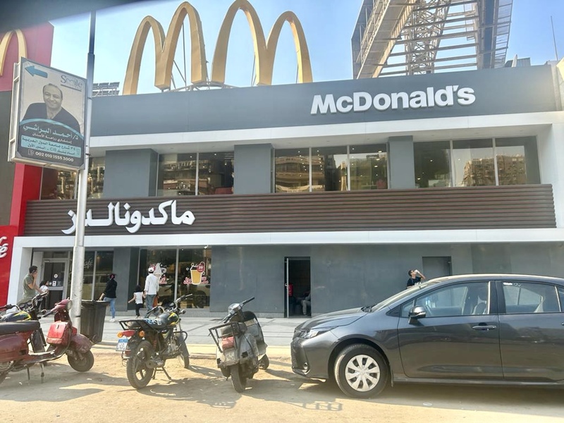 哈瑪斯7日突襲以色列後，麥當勞以色列加盟店宣布提供免費餐點給以色列軍人，引發中東民眾抗議。埃及麥當勞15日聲明表示，以色列加盟店的舉動與他們無關，隨後公布捐款援助加薩。圖為開羅市中心Mohandessin區的麥當勞。(圖：中央社)