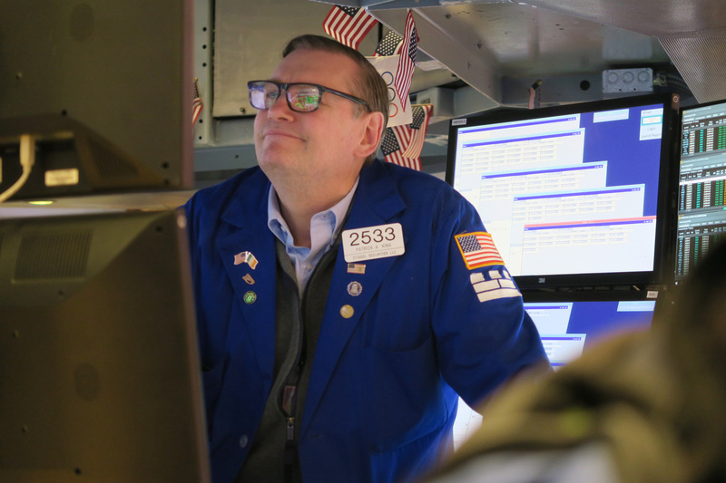 美股跌勢趨緩。圖為紐約證券交易所大廳交易員看盤。 (圖：中央社)