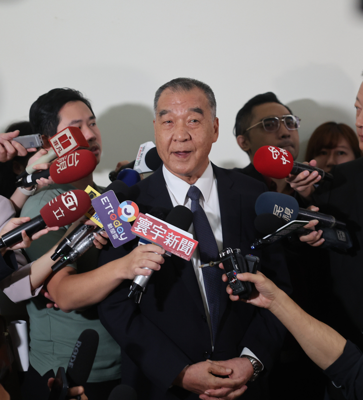 國防部長邱國正23日在立法院接受媒體聯訪。(圖：中央社)