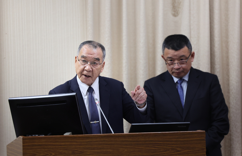 美國國防部日前公布2023年中國軍力報告，提及中國解放軍5大弱點。對此，國防部長邱國正(左)23日在立法院表示，不要把勝利寄望在敵人的錯誤上面，國防部會做客觀評論，做最好準備，一個國家建軍備戰不是看輿情或外界評論。 (圖：中央社)