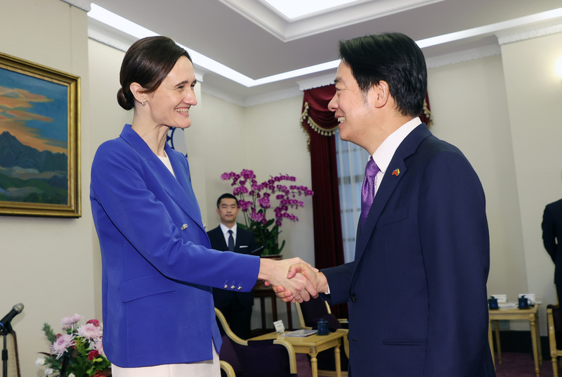 副總統賴清德（右）23日在總統府接見立陶宛國會議長希米利特訪問團，與希米利特(Viktorija Čmilytė-Nielsen)（左）握手致意。 (圖：中央社)