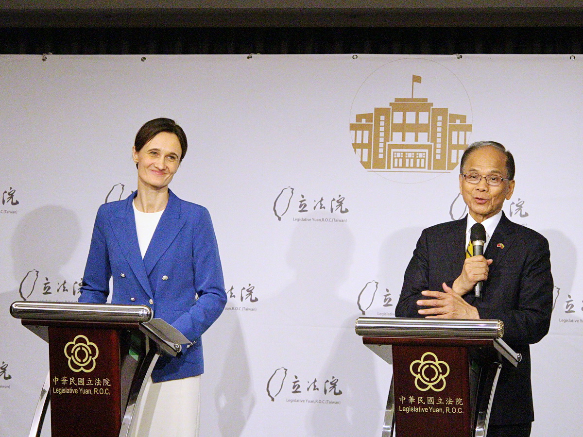 立陶宛國會議長希米利特(Viktorija Cmilyte-Nielsen，左)率團訪問台灣，23日晚間與立法院長游錫堃(右)共同舉行記者會 (央廣記者王照坤 攝)
