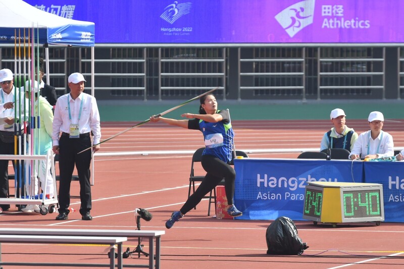 台灣選手劉雅婷（中）24日在杭州亞帕運女子標槍F13級決賽，以33公尺40奪得銅牌，她賽後落淚感謝教練、隊友給予她信心。（體育署提供）(圖：中央社)