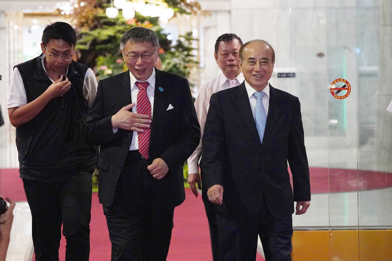 民眾黨總統參選人柯文哲(左2)24日前往拜會前立法院長王金平(右)，雙方有說有笑步出大樓。(圖：中央社)
