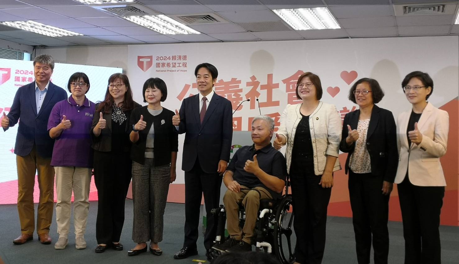 民進黨總統參選人賴清德召開國政記者會，端社福政策。（劉玉秋攝）