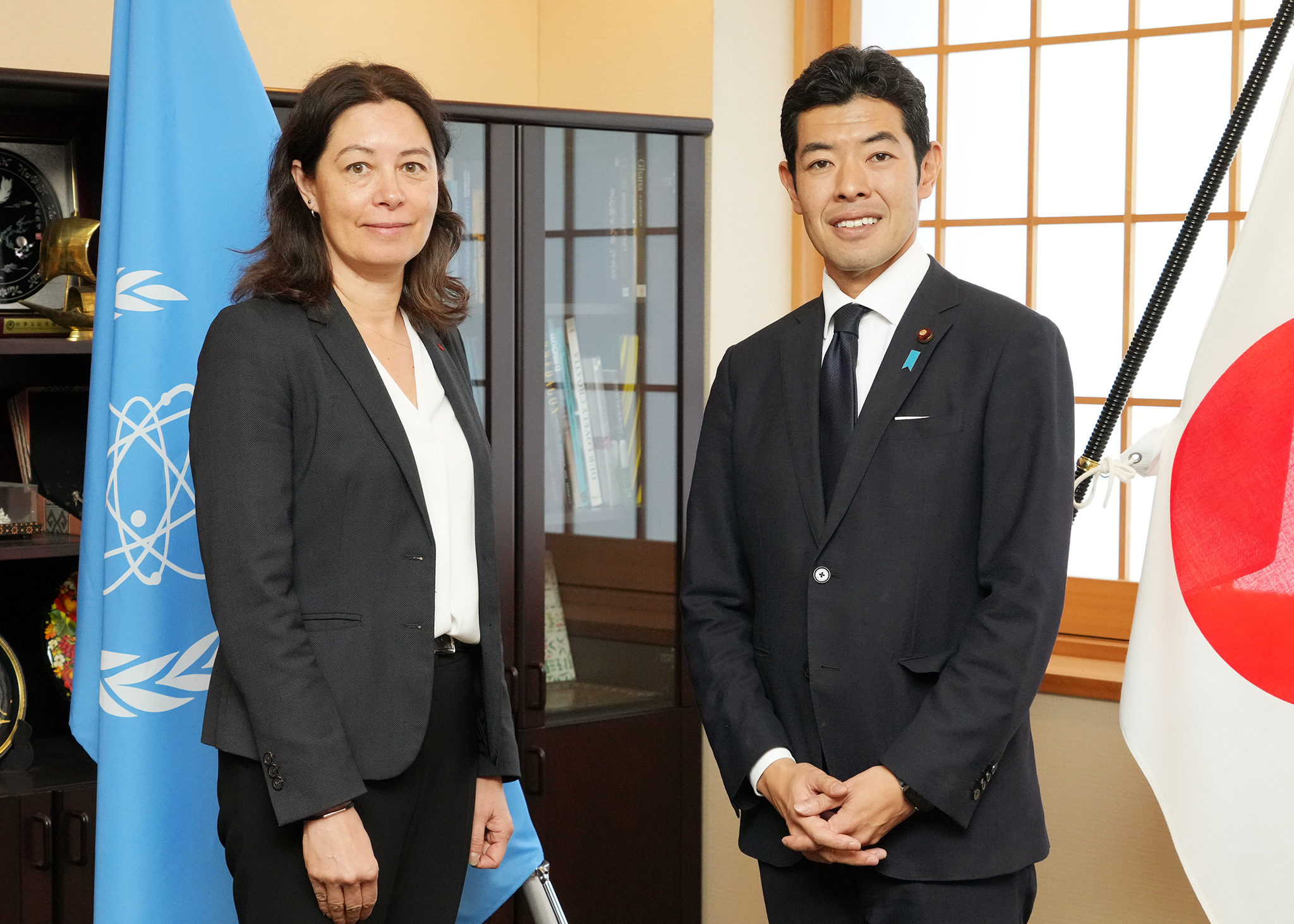 國際原子能總署副署長艾夫拉（Lydie Evrard）23日與日本外務副大臣辻清人會面。 (圖:@MofaJapan_en)