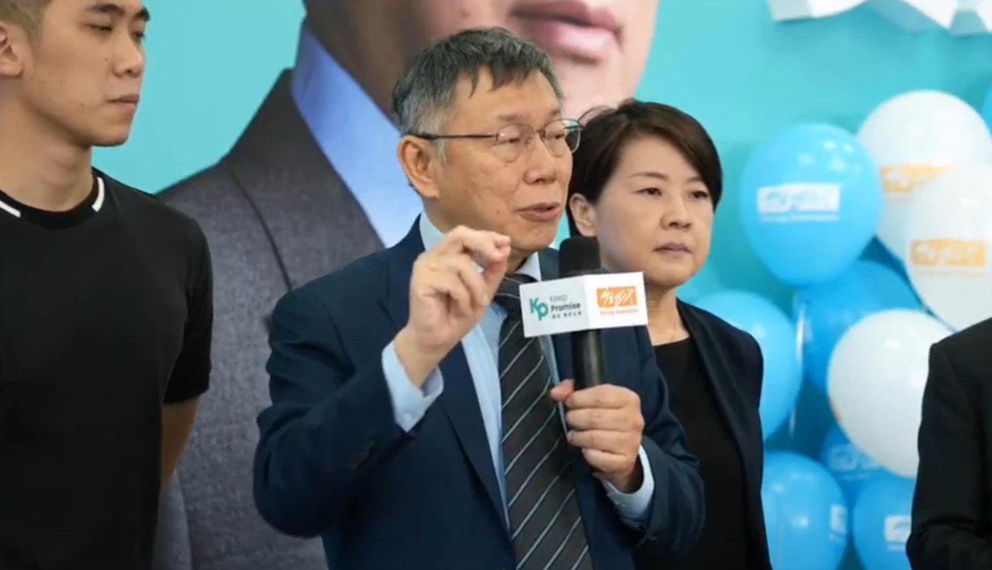 回應國民黨總統參選人侯友宜「求婚」，民眾黨主席、總統參選人柯文哲表示，會想辦法應付。(圖翻攝自柯文哲臉書直播)